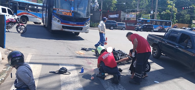 Paramédicos asisten a una mujer que perdió todo el cuero cabelludo en un accidente de tránsito en Lambaré.