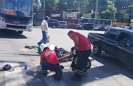 Paramédicos asisten a una mujer que perdió todo el cuero cabelludo en un accidente de tránsito en Lambaré.