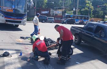 Paramédicos asisten a una mujer que perdió todo el cuero cabelludo en un accidente de tránsito en Lambaré.