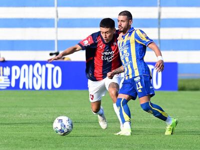 Guillermo Benítez, jugador de Cerro Porteño, y Elvio Vera, futbolista de Sportivo Luqueño, disputan la pelota en un partido de la segunda fecha del torneo Apertura 2025 del fútbol paraguayo en el estadio Luis Salinas, en Itauguá, Paraguay.
