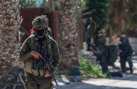 Un soldado israelí patrulla en la localidad de Qusra, en Cisjordania ocupada.