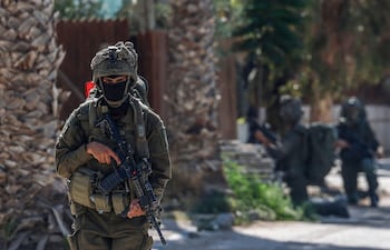 Un soldado israelí patrulla en la localidad de Qusra, en Cisjordania ocupada.