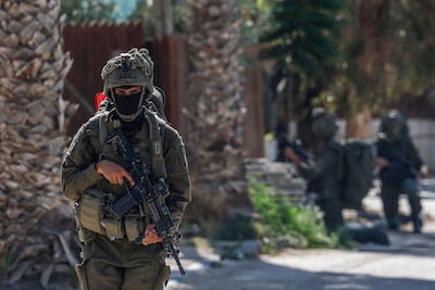 Un soldado israelí patrulla en la localidad de Qusra, en Cisjordania ocupada.