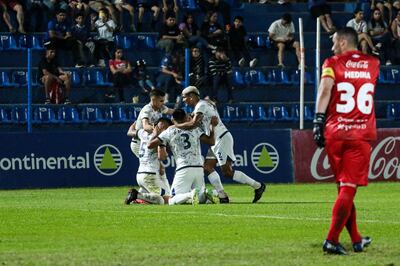 Los futbolistas del 2 de Mayo celebran un gol en el partido frente a Sol de América por la primera fecha del torneo Clausura 2024 del fútbol paraguayo en el estadio Luis Alfonso Giagni, en Villa Elisa, Paraguay.
