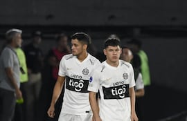 El mediocampista de Olimpia, Richard "Cachorro" Sánchez preparando su vuelta, ingresando al campo junto a Alex Franco.