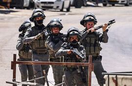 Miembros de fuerzas israelíes de seguridad durante una redada el pasado 11 de mayo en un campo de refugiados al sur de Ramala, en Cisjordania ocupada.