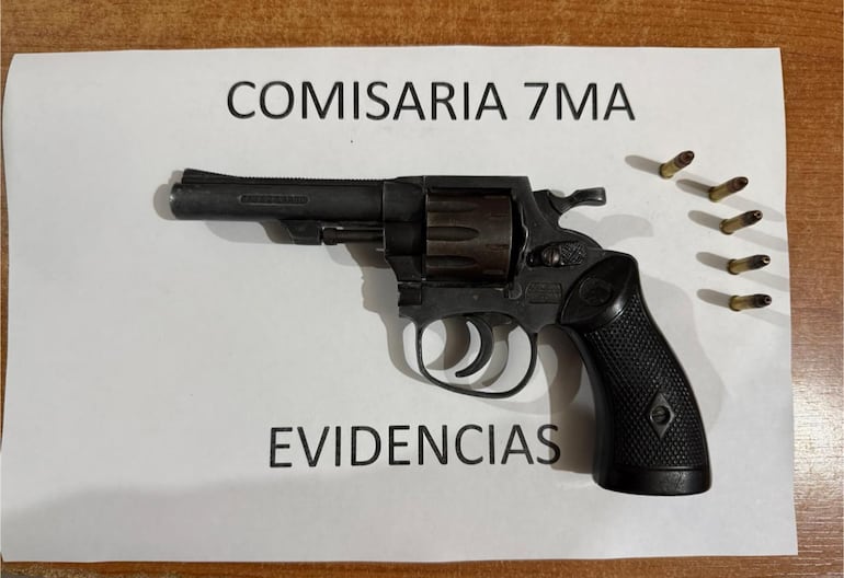 Arma de fuego incautada durante el procedimiento.