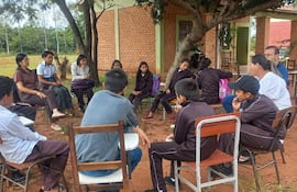 Alumnos de una escuela rural de Capitán Bado dan clases bajo árboles.