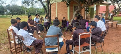 Alumnos de una escuela rural de Capitán Bado dan clases bajo árboles.