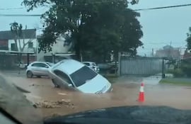 Auto tragado en Mariano Roque Alonso, barrio Concordia.