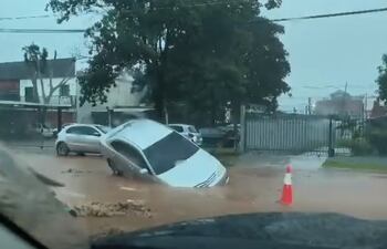 Auto tragado en Mariano Roque Alonso, barrio Concordia.