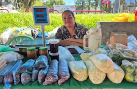 Productora de Nueva Alborada ofertando productos agrícolas expuestos en la Feria Agroecológica de la Pastoral Social en Encarnación.