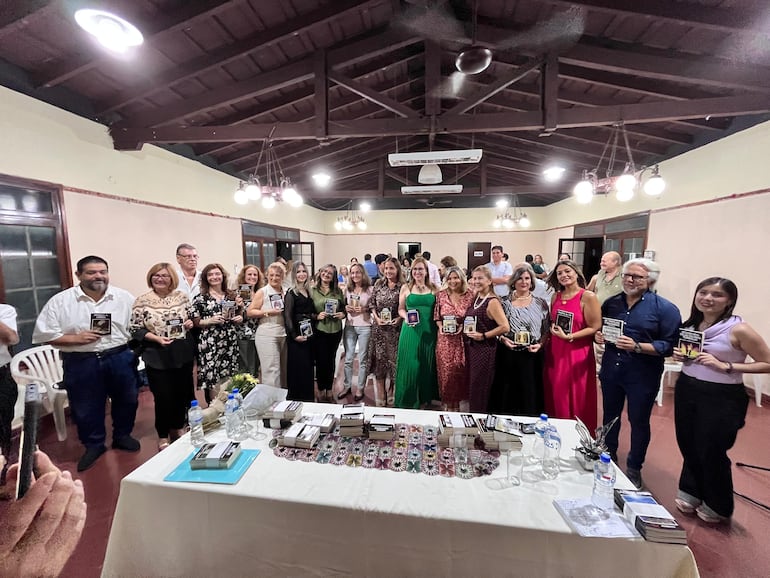 Varios de los autores durante el lanzamiento de "Voces 2025".