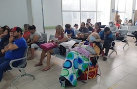 Pacientes del Hospital Ingavi del Instituto de Previsión Social (IPS) se quejan por la baja cantidad de profesionales de especialidades.