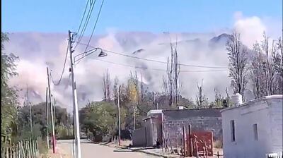 En el fondo se observa como se levanta el polvo al momento del sismo.