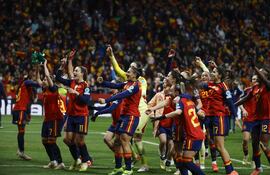 Las jugadoras de la selección española celebran la victoria del equipo en la Liga de Naciones femenina, tras la final que España y Alemania disputaron este martes en el estadio Metropolitano en Madrid.
