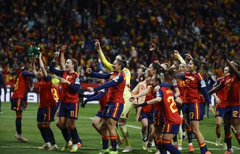 Las jugadoras de la selección española celebran la victoria del equipo en la Liga de Naciones femenina, tras la final que España y Alemania disputaron este martes en el estadio Metropolitano en Madrid.