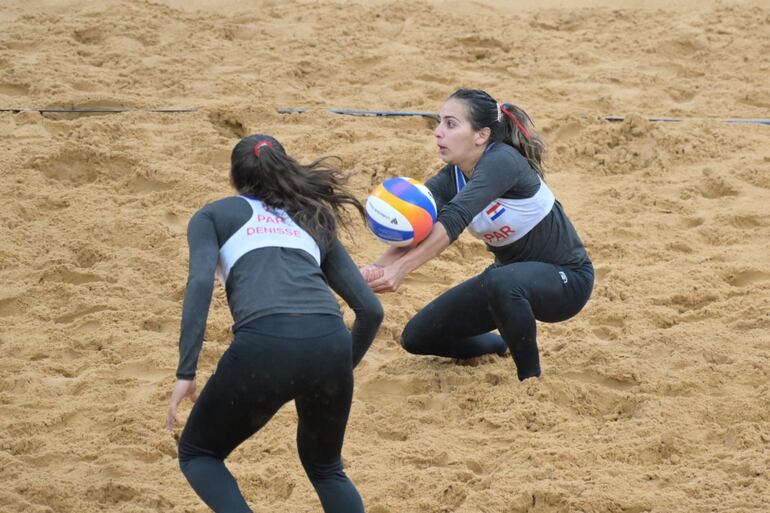 Fiorella Núñez y Denisse Álvarez en acción durante el partido contra las norteamericanas.