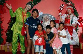 Familias de recicladores celebraron la Navidad con Papá Noel.