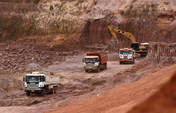 Camiones cargan tierra en una mina de oro en Paso Yobái, departamento de Guairá, Paraguay, el 11 de febrero de 2025.