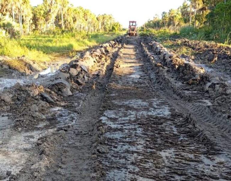 Tras ser liberado de agua el trayecto del camino, es reparado por una maquinaria del MOPC.