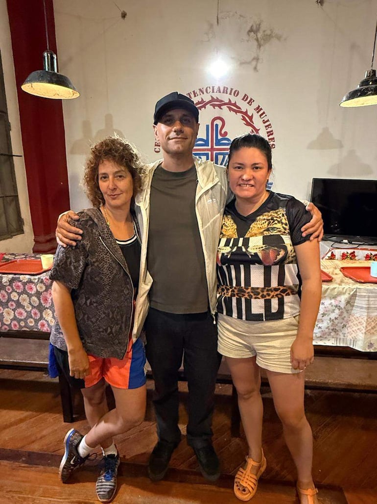 Shirley Giménez y Coral Gabaglio en un ambiente interior, vestidas casualmente y sonriendo hacia la cámara.