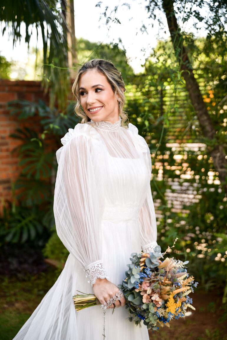 La novia lucio un vestido diseñado por Ocre. Fue peinada por Sergito Alonzo y maquillada por Chiara Brusquetti.