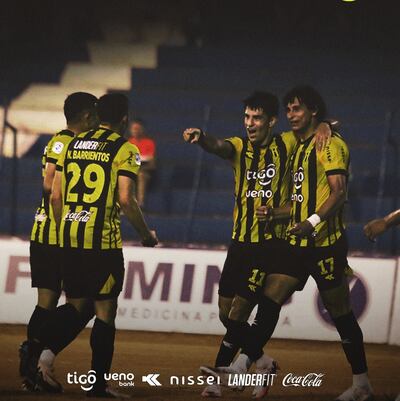 Adrián Alcaraz (17), autor del gol del triunfo para Guaraní, celebra con sus compañeros Richard Prieto y Claudio Barrientos en el Río Parapití de Pedro Juan Caballero.
