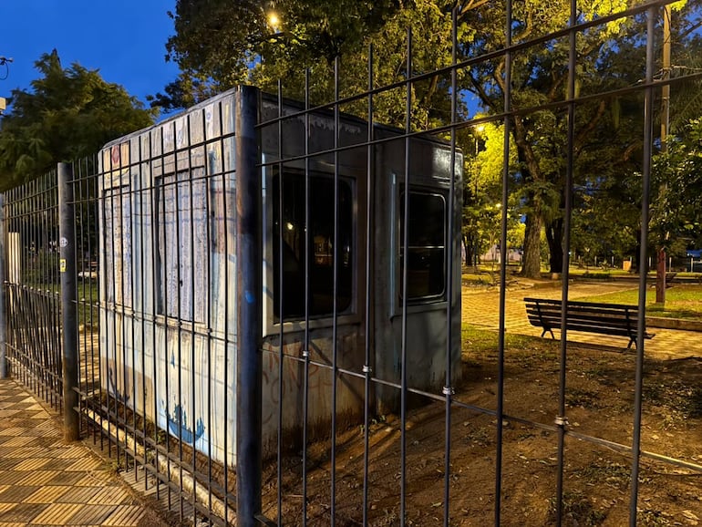 Caseta policial ubicada dentro de la plaza céntrica.