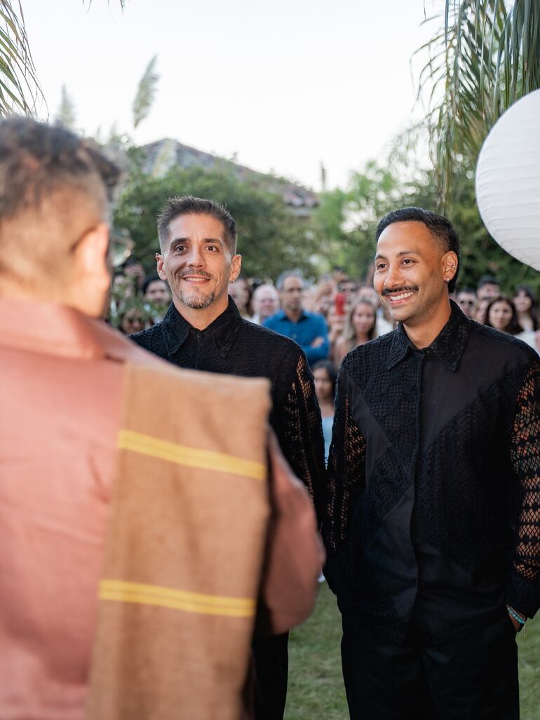 David Kociubczyk y Hugo "Negro" Vázquez, muy sonrientes durante la ceremonia nupcial. (Instagram/Hugo Vázquez)