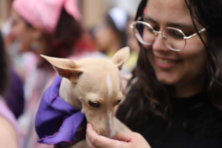 Firu no quiso perderse la décima marcha del 8M.
