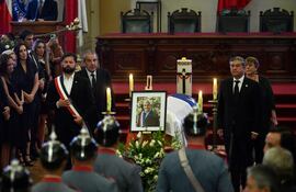 El actual mandatario de Chile, Gabriel Boric (izq. al frente) junto a los expresidentes Eduardo Frei y Michelle Bachelet durante la guardia de honor junto al féretro del expresidente Sebastián Piñera, fallecido en un accidente aéreo.