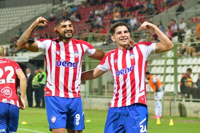Kevin Espinoza (derecha) celebra el tanto de apertura en el marcador a favor de Encarnación, en compañía de Ronal Acuña. (Foto: APF)