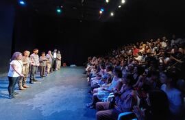 Esta imagen es de una Semana del Teatro, con un público que llenó la sala, demostrando una gran sed de artes escénicas.