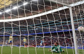 El centrocampista español del Manchester City, Nico González, número 14, anota el gol de la victoria durante el partido de semifinales de la FA Cup inglesa entre el Manchester City y el Southampton en el estadio de Wembley, Londres, el 25 de abril de 2026. (Foto de Adrian DENNIS / AFP)
