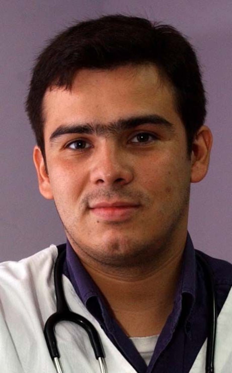 Jaime Ibarrola, denunciado por irregularidades en 2015, actualmente está ejerciendo la medicina en Clínicas.