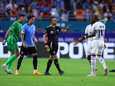 El árbitro chileno Piero Maza en el partido entre Panamá y Uruguay por la primera fecha del Grupo C de la Copa América 2024 en el Hard Rock Stadium, en Miami Gardens, Florida.