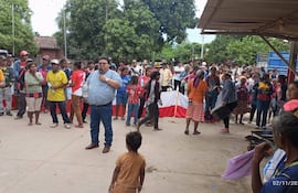 Diputado Domingo "Mino" Adorno arreó a líderes nativos para tomar municipalidad de Puerto Casado en pleno domingo.