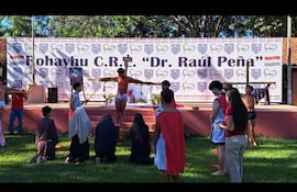 Escenificación del viacrucis, protagonizada por alumnos del Centro Regional de Educación Dr. Raúl Peña, de Pedro Juan Caballero.