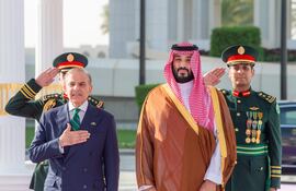 El príncipe saudí Mohammed bin Salman (d) recibe al primer ministro de Pakistán, Shehbaz Sharif (i) para la firma de un inédito acuerdo de cooperación en defensa militar.