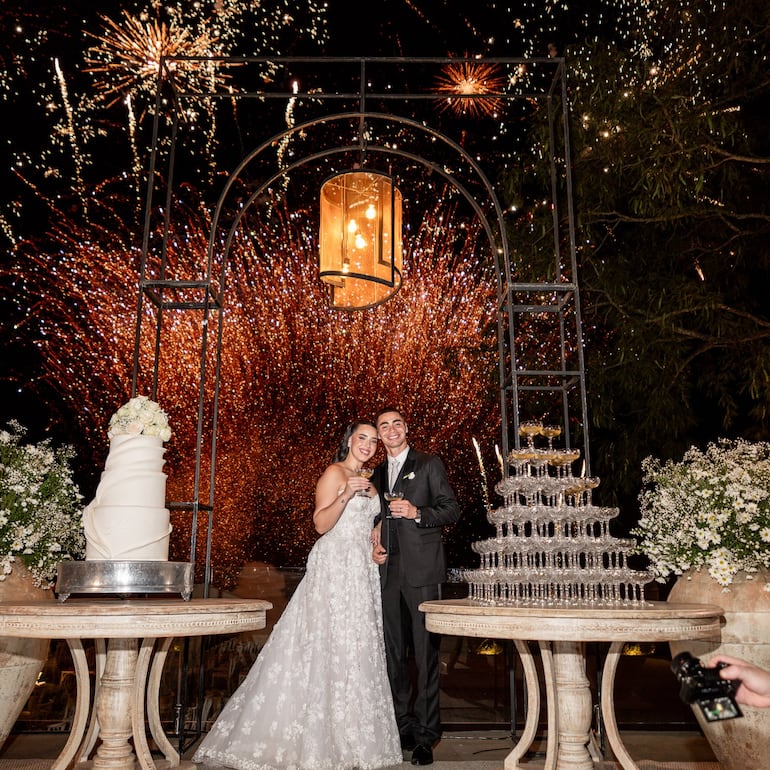 El brindis de los novios Miguel Almirón y Alexia Notto en la fiesta de boda en San Bernardino. (Instagram/Miguel Almirón)
