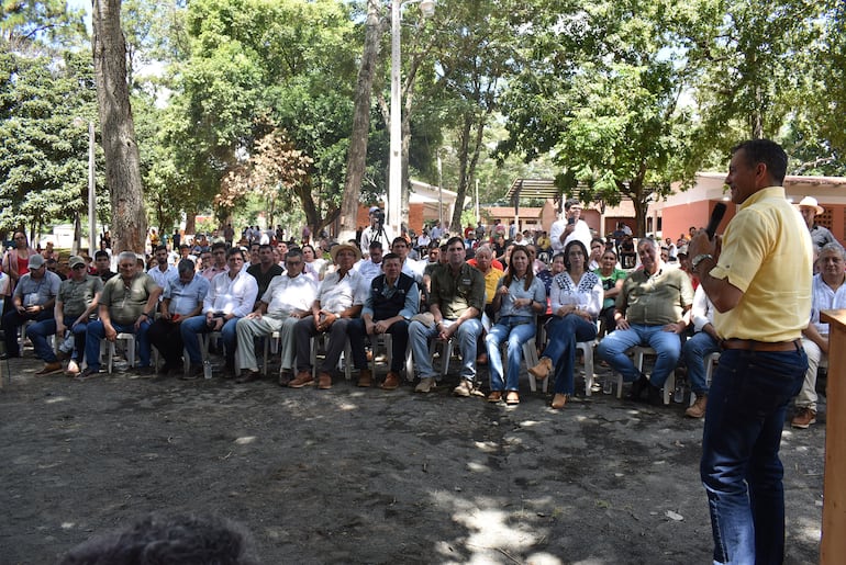 El ministro Carlos Giménez pidió a los técnicos y productores que trabajen juntos en todos los proyectos que puedan mejorar la situación económica de los agricultores