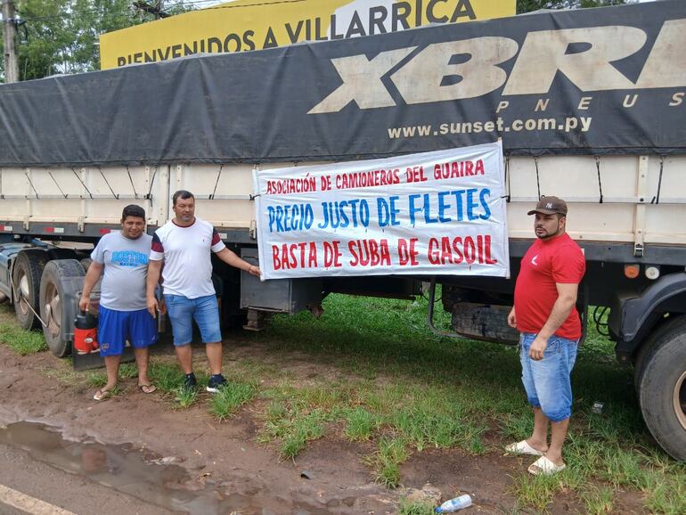 Camioneros logran acuerdo provisorio con Dinatran, pero paro continúa en el cruce Villarrica–Paraguarí