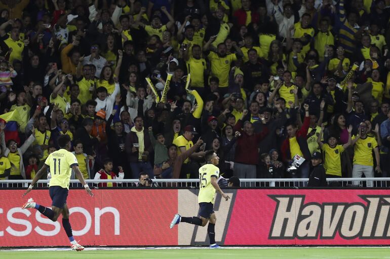 Ángel Mena (d) de Ecuador celebra su gol hoy, en un partido de las Eliminatorias Sudamericanas para la Copa Mundo de Fútbol de 2026 en el estadio Rodrigo Paz Delgado en Quito (Ecuador). 