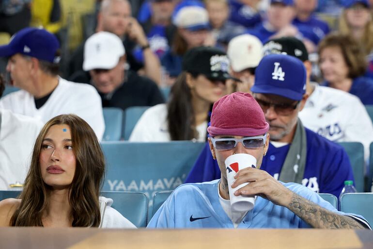 Justin Bieber y su esposa Hailey Bieber no se perdieron el partido entre Toronto Blue Jays y Los Angeles Dodgers en el Dodger Stadium. (Patrick Smith/Getty Images/AFP)
