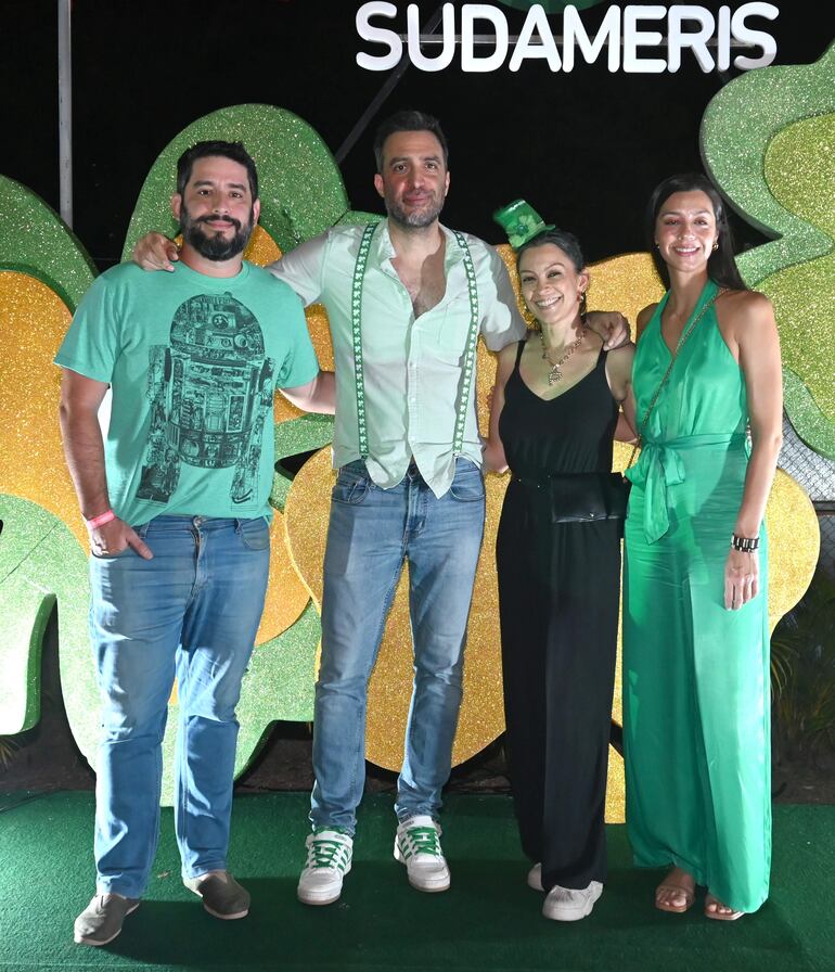 Lufe Benítez; el embajador británico Ramin Navai, Paola Victoria y Verónica Peralta.