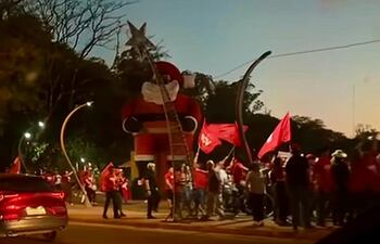 La intendenta denunció que un grupo de personas atacó los adornos navideños.