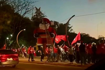 La intendenta denunció que un grupo de personas atacó los adornos navideños.