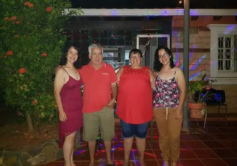 Sinforiana Cuenca de Cantero, junto a su espos Galo Cantero, y sus hijas Karen Asunción Cantero, y Karen Fabiola Cantero.