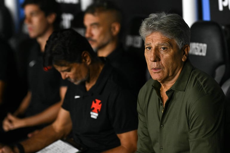 El director técnico de Vasco da Gama, Renato Gaúcho, hace gestos antes del comienzo del partido de fútbol de la fase de grupos de la Copa Sudamericana entre el Vasco da Gama de Brasil y el Audax Italiano de Chile, en el estadio São Januário en Río de Janeiro, Brasil.